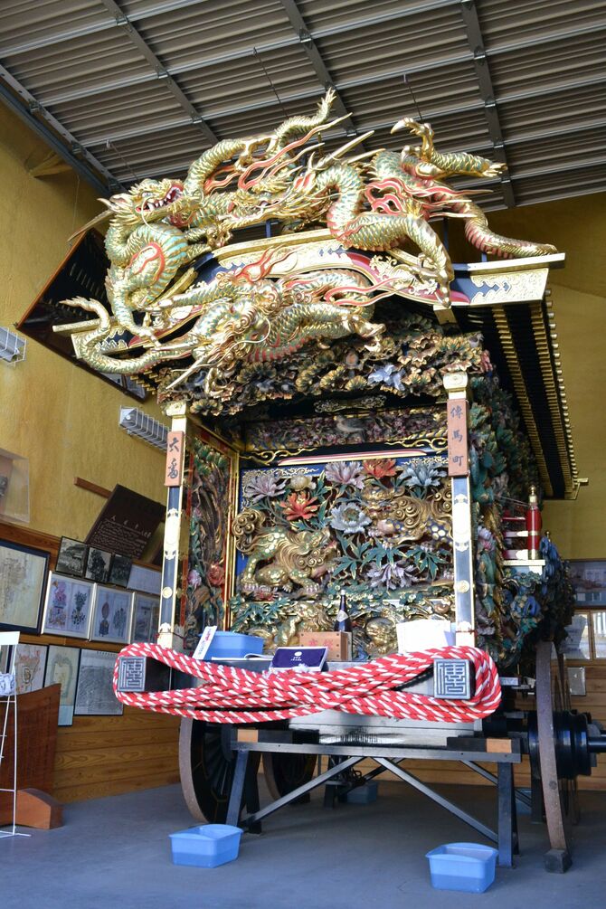 絡み合う竜の彫刻が見る者を圧倒する伝馬町屋台