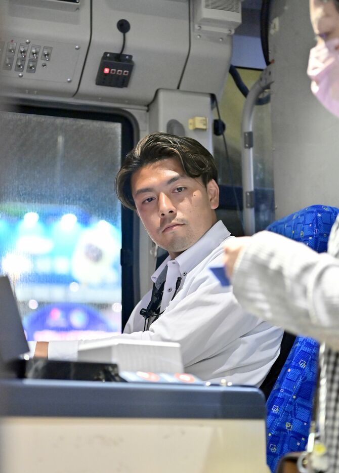 ＪＲ宇都宮駅に到着し、降車客を見送る松浦さん＝５月28日午後９時20分、宇都宮市川向町、広瀬華撮影