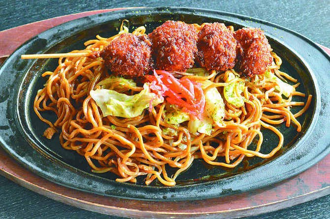 アツアツの焼きそばとイモフライが楽しめます