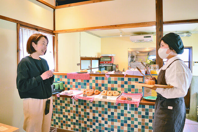 チュナッツの須藤さん（右）と、同店の常連でありCHIDORI運営者の遠藤さん