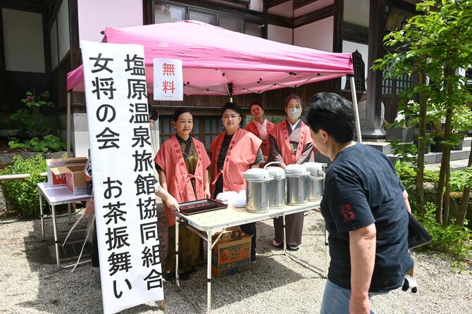 お茶を振る舞う女将の会会員ら