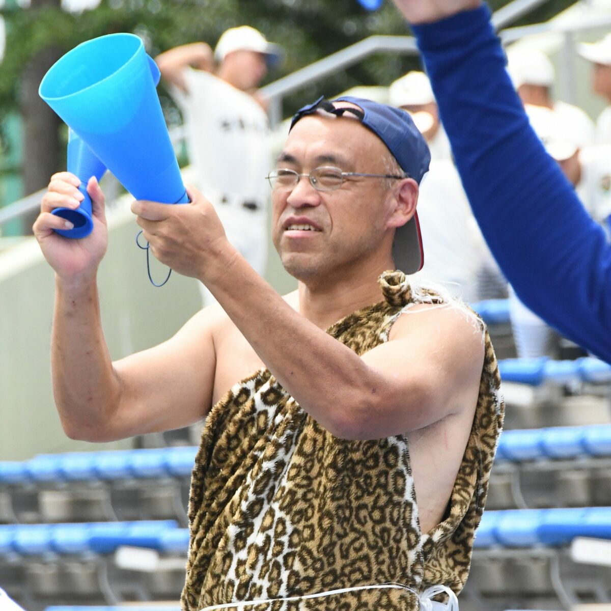 夏の高校野球応援席に現れる「葛生原人」の正体は… 青藍泰斗の