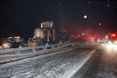 関越道で５０台超の事故、炎上も