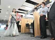 ミス・ユニバース日本大会出場を報告　鹿沼の阿部さん、ドレス姿でウオーキ…