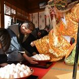 山盛り卵「全部食べよ」　天狗が市長らに強要　栃木・鷲宮神社で恒例の強卵式