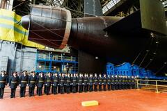ロシア新型兵器の母艦原潜進水