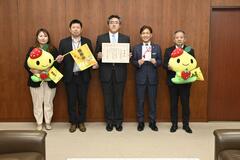 市内小中学校に 横断旗400本寄贈