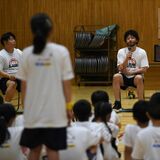 ブレックス選手がボールの扱い指導　児童50人、プロの技術学ぶ