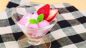 いちごの白玉だんごつぶ感が楽しい！桜色の和スイーツ