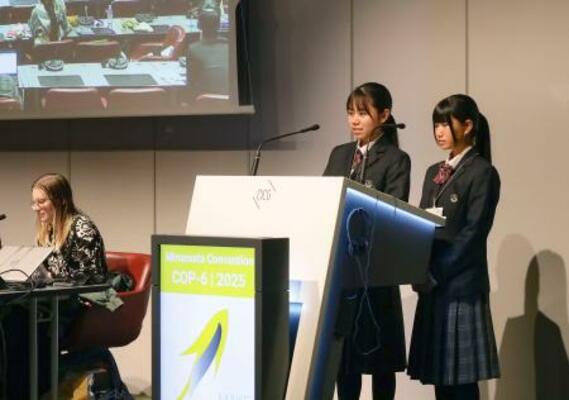 2日、スイス・ジュネーブで、水銀問題への取り組みなどを発表する熊本県立水俣高の本山典美さん(左)と岩阪望央さん(共同)