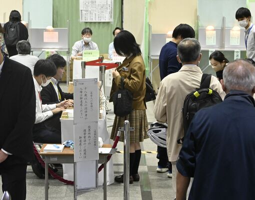 期日前投票所で受付する女子高校生（中央）。「投票しなければ将来苦しくなるのは自分」と人生初の１票を投じた＝24日午後、宇都宮市
