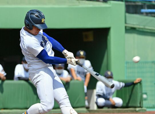 夏の交流試合で犠飛を放つ石川