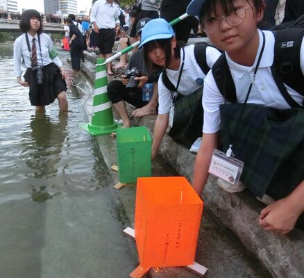 灯籠流しを行う生徒たち