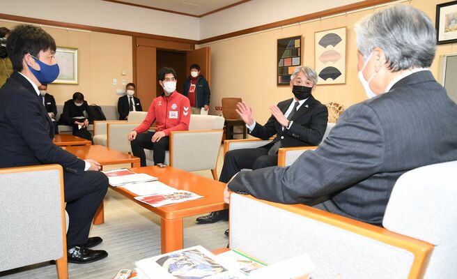 福田知事に県内でのＪＣＬ開幕戦開催を報告する片山チェアマン（右から２人目）ら＝県庁