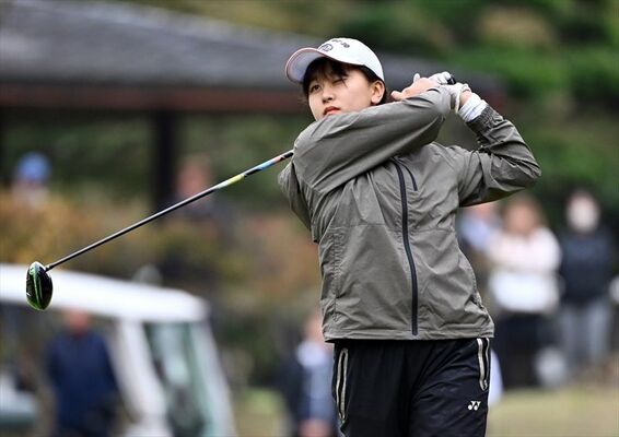 レギュラーの部で初優勝した角田夢（群馬）の１番ティーショット＝唐沢ＧＣ三好コース
