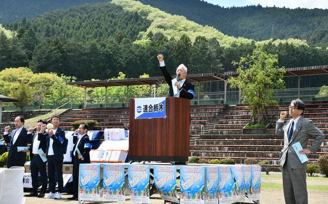 頑張ろう三唱で気勢を上げる中島会長（中央）ら＝２６日午前、塩谷町飯岡