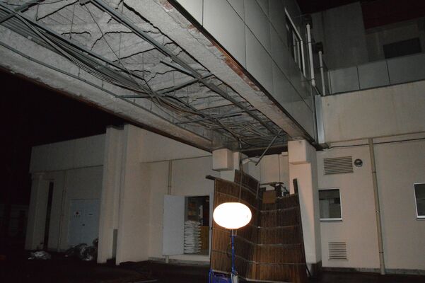 はがれ落ちた野木町役場の本館と新館を結ぶ廊下の一部＝10日午後10時40分,、野木町丸林