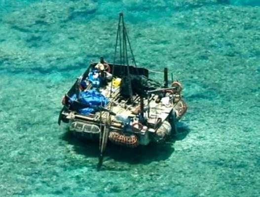 南シナ海スカボロー礁で確認された構造物(フィリピン沿岸警備隊提供・共同)