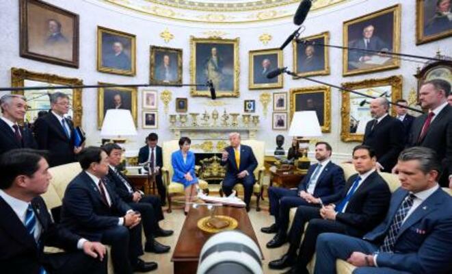 　ホワイトハウスで会談する高市首相（奥左）とトランプ米大統領（同右）＝１９日、ワシントン（共同）