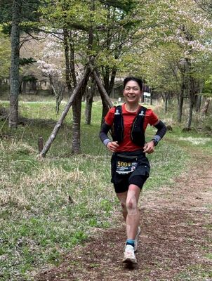コースの１００キロ付近を力走する助川さん（助川さん提供）