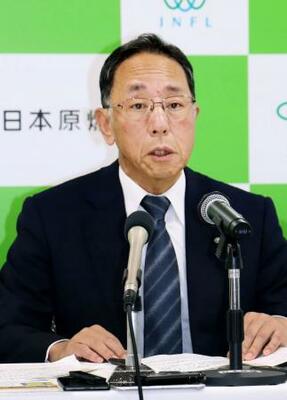 記者会見する日本原燃の増田尚宏社長=28日午前、青森市