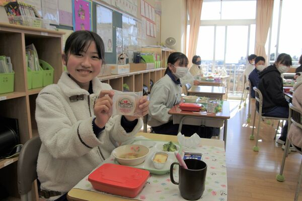 イチゴのタルトを掲げる野澤さん（左）