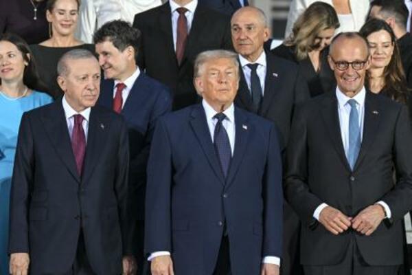 NATO首脳会議に出席したトランプ米大統領(前列中央)ら=7日、トルコ・アンカラ(ゲッティ=共同)