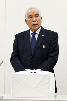 　返還された遺骨を前に、報道陣の取材に応じる北海道アイヌ協会の大川勝理事長＝８日午前、北海道・新千歳空港