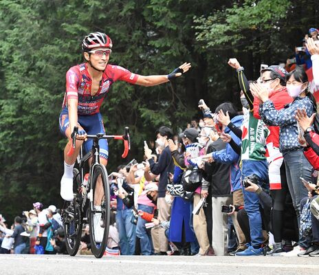 ９周目の山岳賞を獲得し、沿道の拍手に笑顔で応える宇都宮ブリッツェンの増田＝16日午後０時10分、宇都宮市森林公園周回コース