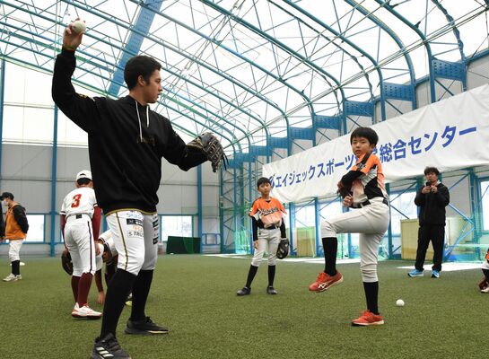 栃木ＧＢ選手から投球フォームを教わる小学生