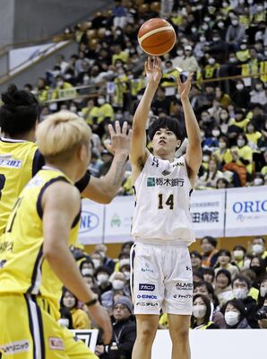 第２クオーター、ブレックスの村岸（右）が３点シュートを決める＝長野市のホワイトリング