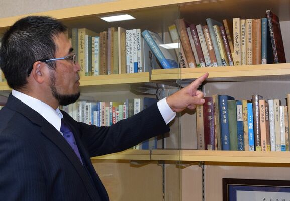 香坂さんが執筆した辞典や著書が並ぶ書棚＝９月２２日、大田原高