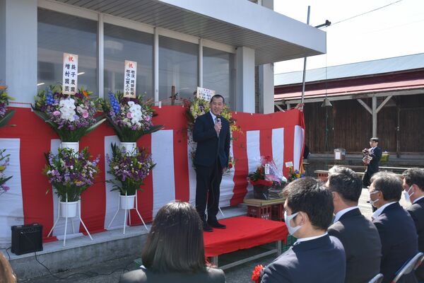 セレモニーであいさつする高橋社長
