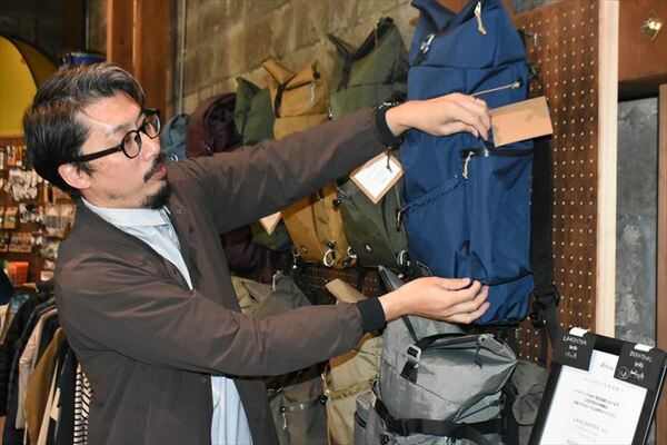 オリジナルの登山道具を製作し「自分で考える大切さ」を呼びかける井上さん＝７日午後、真岡市台町