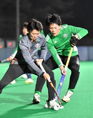 リーグ開幕を間近に控え調整するリーベ栃木の選手たち＝日光市ホッケー場