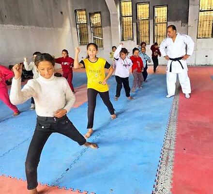 空手教室で練習するハヤトさん(左端)=2025年12月、ガザ市(共同)