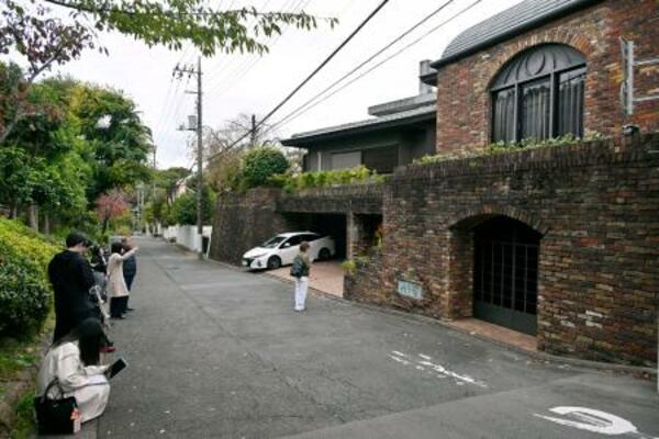 　仲代達矢さんの訃報を受け、報道関係者らが集まった「無名塾」前＝１１日午後、東京都世田谷区