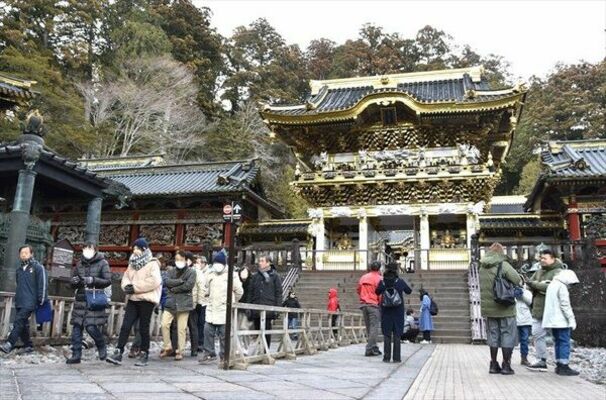 参拝者が行き交う日光東照宮の境内