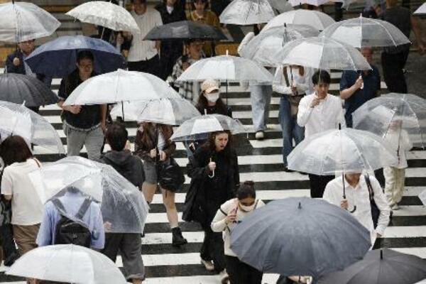 　雨の中、傘を差して歩く人たち