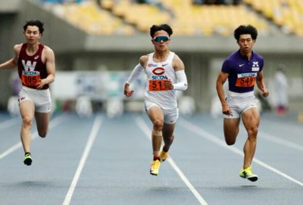 　男子１００メートル予選　準決勝進出を決めた小室歩久斗（中央）＝カンセキスタジアムとちぎ