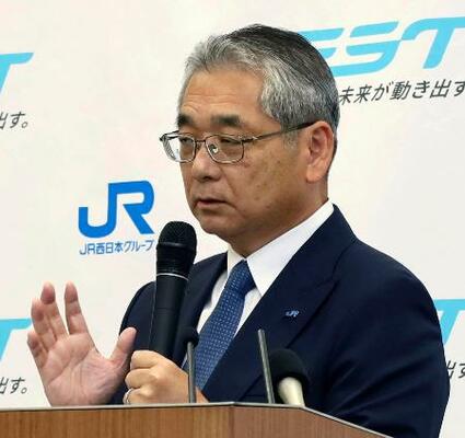 記者会見するJR西日本の倉坂昇治社長=27日午後、大阪市