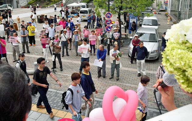選挙戦最後の日曜日。熱が入る候補者と支持者たち＝14日午後４時45分、宇都宮市馬場通り４丁目（画像は一部加工しています）