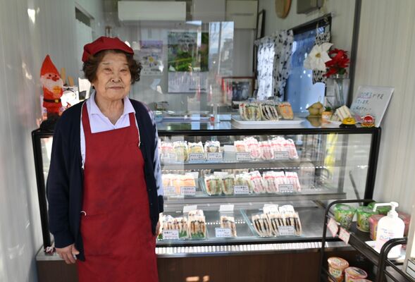 ３０種類以上の「サンドウイッチ」が並ぶ店内と青木さん 