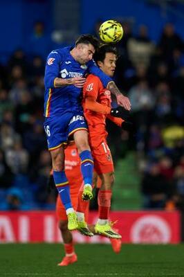 　ヘタフェ戦でプレーするレアル・ソシエダードの久保建英（右）＝９日、ヘタフェ（ゲッティ＝共同）