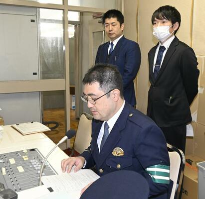 校内放送で交通安全を呼びかける宇都宮東署の奈良崎交通管理官（手前）