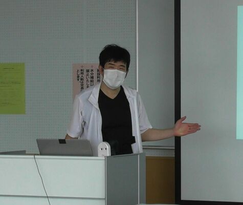 認知症予防教室で指導する高橋さん