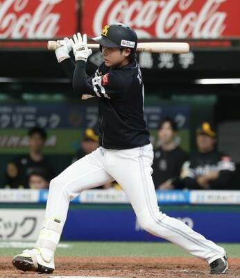 　３回ソフトバンク２死三塁、川瀬が決勝となる中前打を放つ＝ベルーナドーム