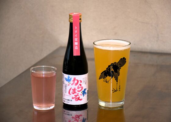 ７月10日からトリイ堂醸造の店舗で提供されるクラフトサケ「からはな」（左）と酒粕を使ったビール「前日光GOLD」