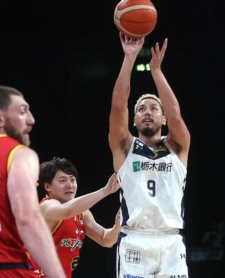 第３クオーター、３点シュートを放つブレックスの遠藤（右）＝愛知県稲沢市の豊田合成記念体育館