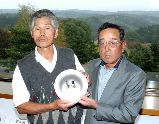 第38回のシニアの部で、そろって知事盃を掲げるアウト優勝の青木（壬生、写真右）とイン優勝の高根沢（黒磯）＝矢板ＣＣ